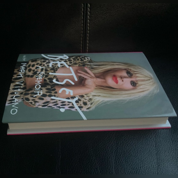 Book (Hardback): BETSEY. A Memoir by Betsey Johnson with Mark Vitulano - Picture 4 of 16